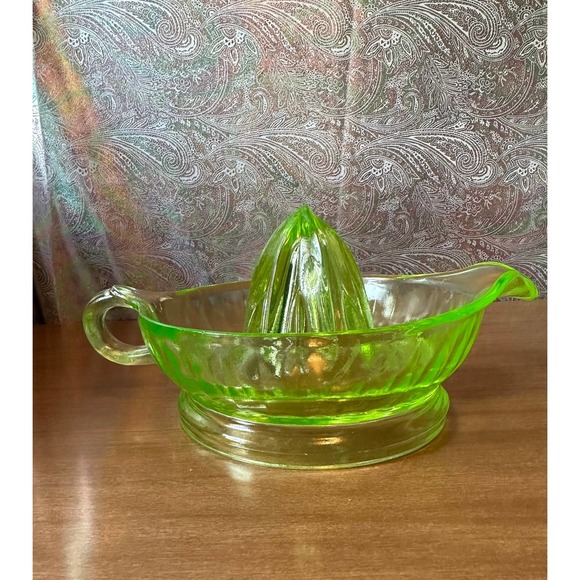 Vintage uranium glass juicer/reamer Round green by Cambridge - Picture 8 of 10